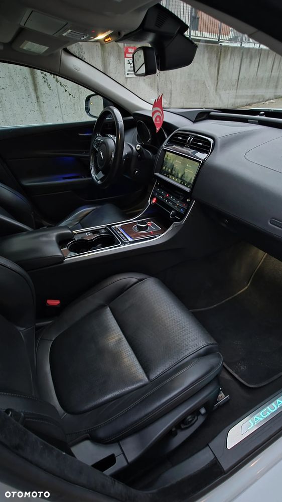 Jaguar XE S - 14