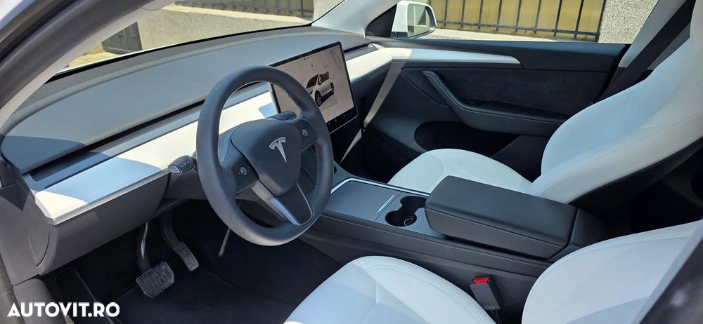 Tesla Model Y - 6