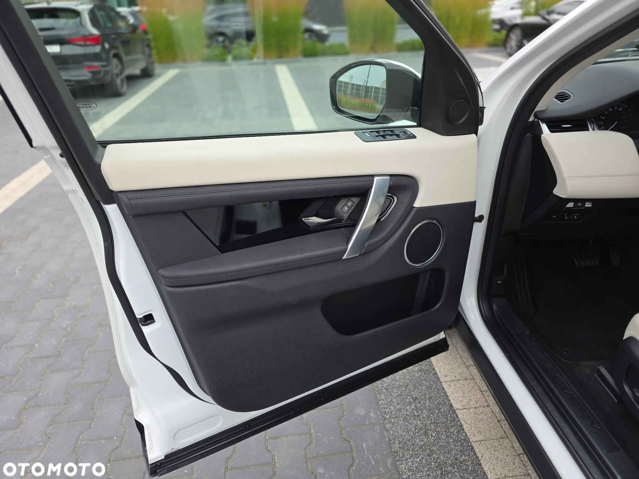 Land Rover Discovery Sport 2.0 D180 R-Dynamic SE - 25
