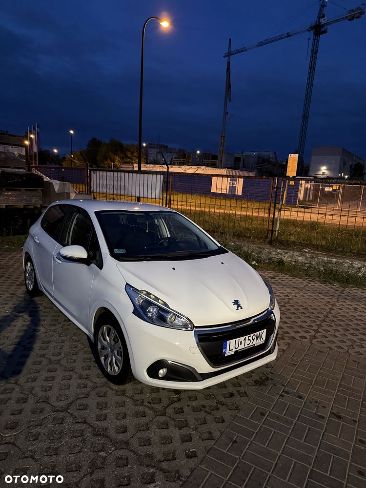 Peugeot 208 - 8