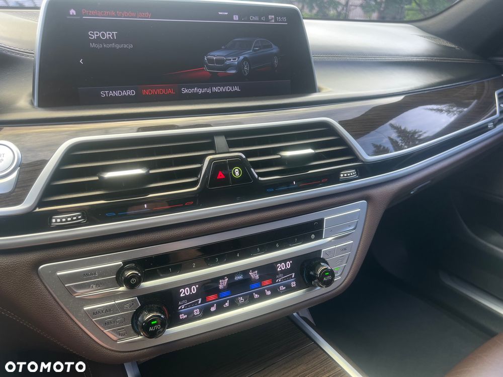 BMW Seria 7 745e - 33