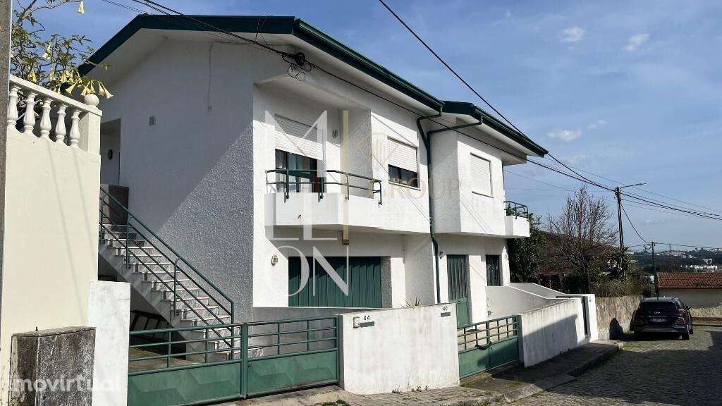 Prédio com 3 Frações independentes (dois T2 e Comercio) Cidade Maia - Grande imagem: 2/34