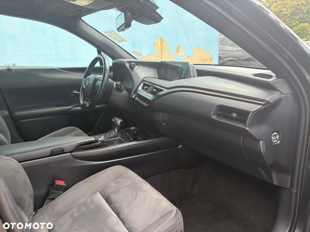 Lexus UX - 15