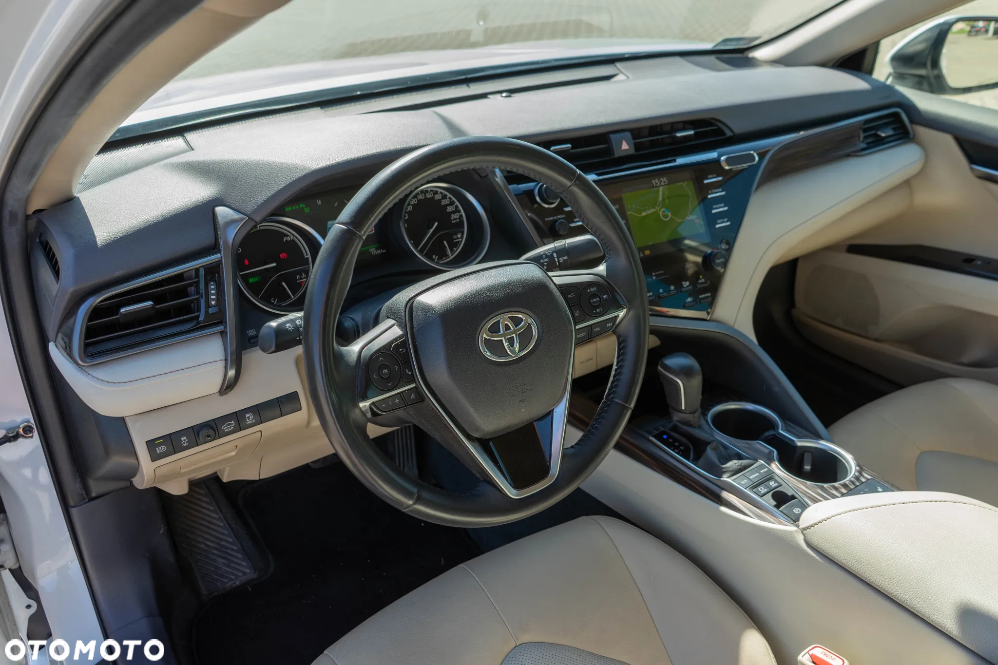 Toyota Camry 2.5 Hybrid Executive CVT - 27