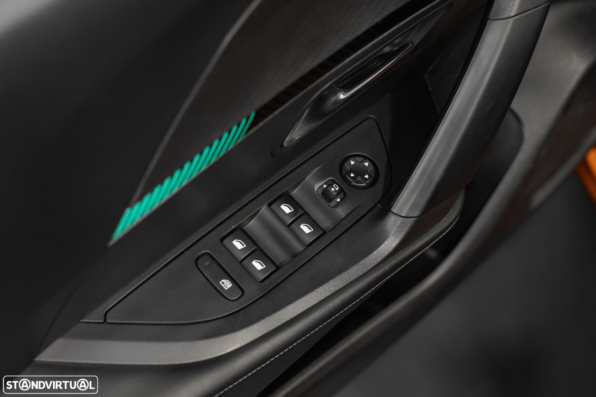 Peugeot 2008 1.2 PureTech Allure EAT8 - 24