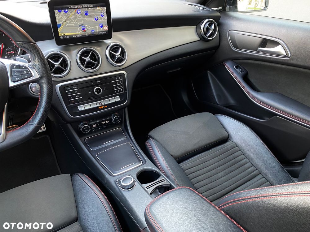 Mercedes-Benz GLA 200 7G-DCT AMG Line - 26