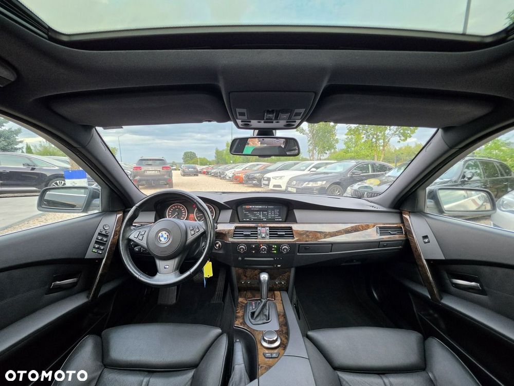 BMW Seria 5 550i - 35