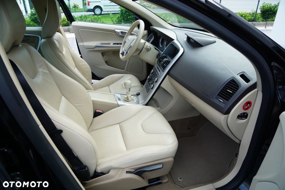 Volvo XC 60 D5 AWD - 22