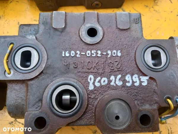 Sekcja rozdzielacza hydraulicznego zawór New Holland 8970A - 18