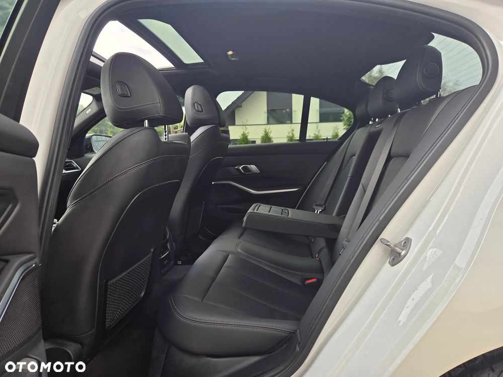 BMW Seria 3 320i M Sport - 11