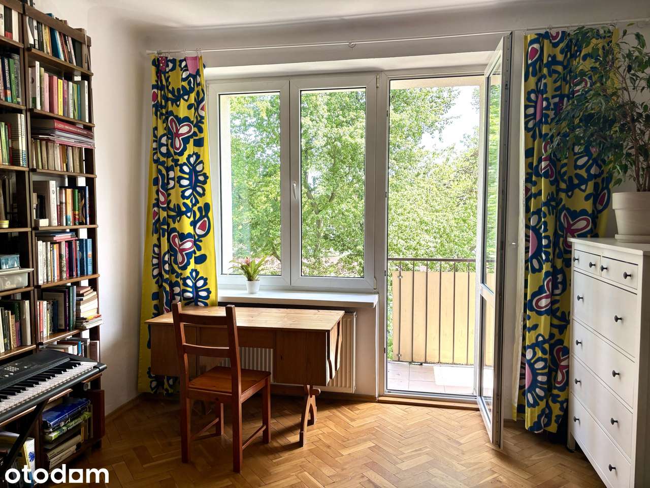 Ciche mieszkanie z balkonem i widokiem na drzewa na Mokotowie