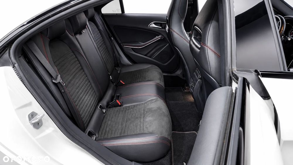 Mercedes-Benz CLA 250 4Matic 7G-DCT AMG Line - 14