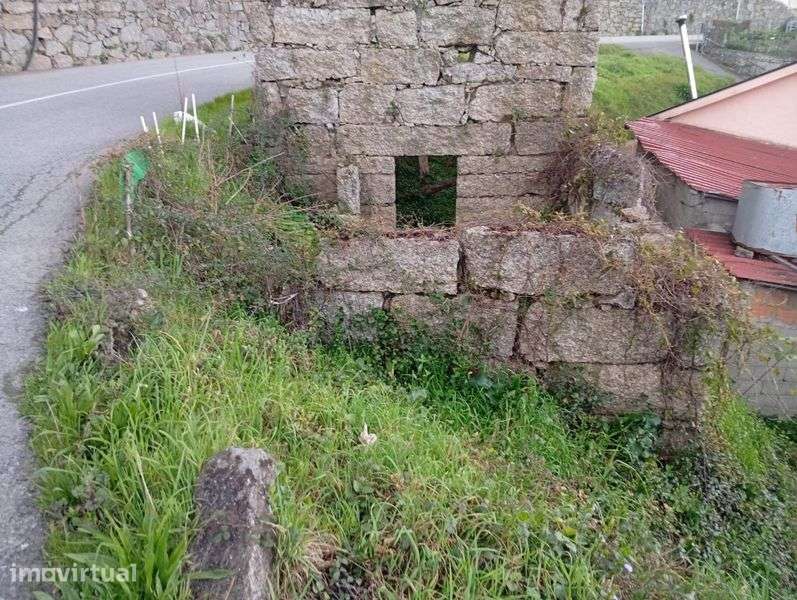 Casa  ruínas e Gemeos Guimarães  10 mil euros em pédra5 mil projeto - Grande imagem: 3/11