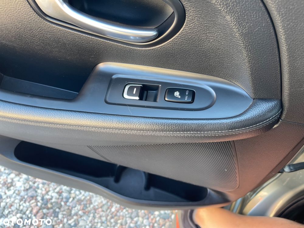 Kia Carens 1.6 GDI Dream Team Edition - 12