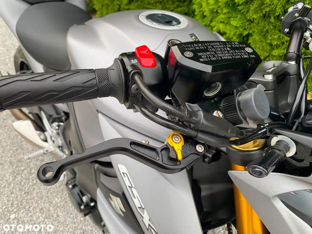 Suzuki GSX - 16