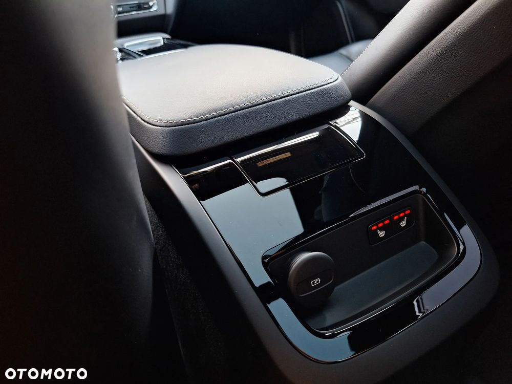 Volvo V90 T8 AWD Plug-In Hybrid R-Design - 33