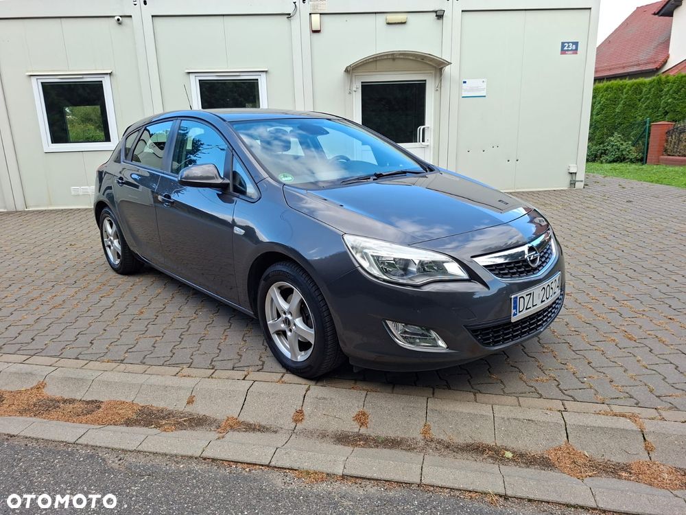 Opel Astra 2011 photo 2