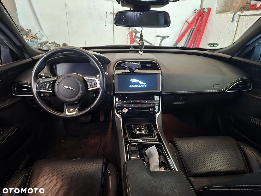 Jaguar XE 2.0 D AWD R-Sport - 9