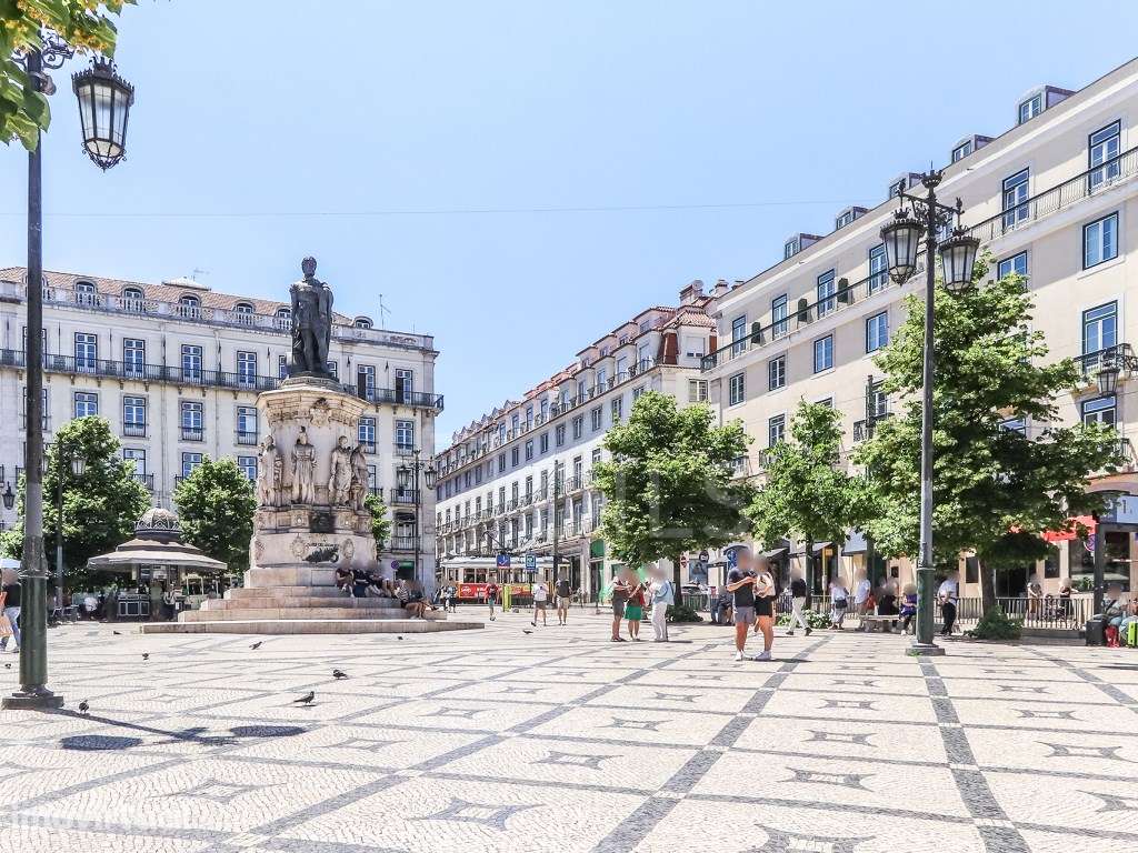 Apartamento T1 na praça Luís de Camões, com elevador e estacionamento - Grande imagem: 5/22