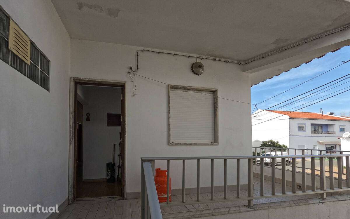 Moradia com armazém e quintal no centro da vila de São Teotónio - Grande imagem: 5/19