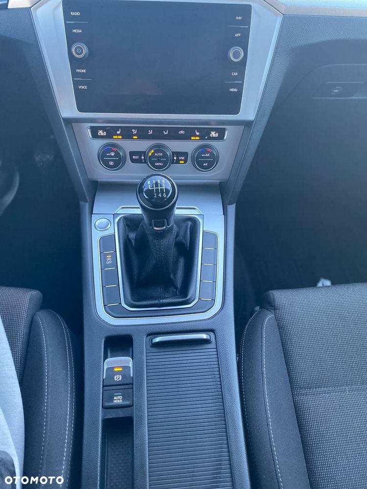 Volkswagen Passat 2.0 TDI SCR Comfortline - 12