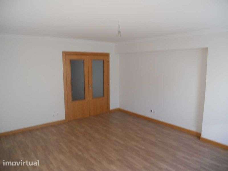 Apartamento T2 sem mobília - Grande imagem: 3/9