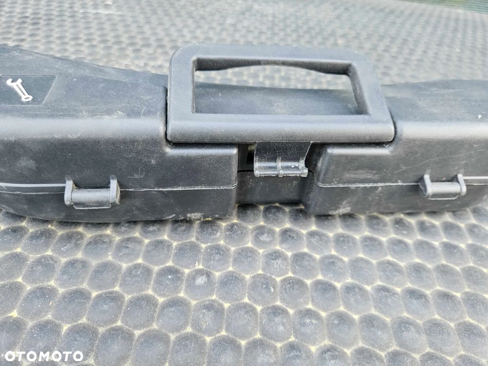Klucz do Kol Hak Holowniczy Wkrecany Ucho Wkretka Srubkret Etui Schowek Audi A4 B6 B7 Sedan Kombi - 8