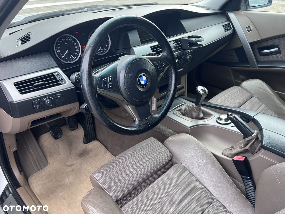 BMW E60 2004 photo 5