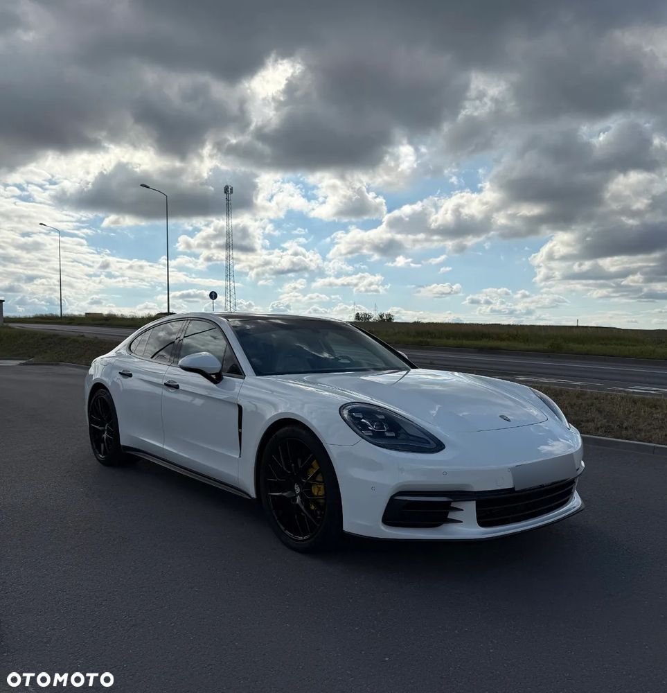 Porsche Panamera Standard - 1