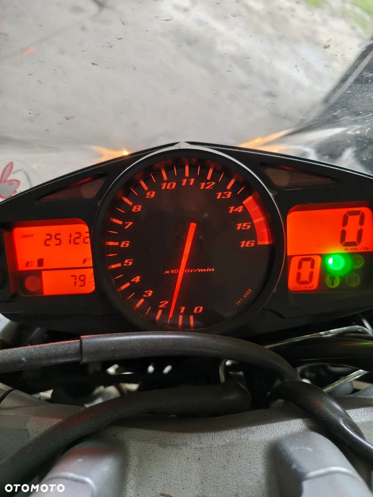 Suzuki GSR - 6