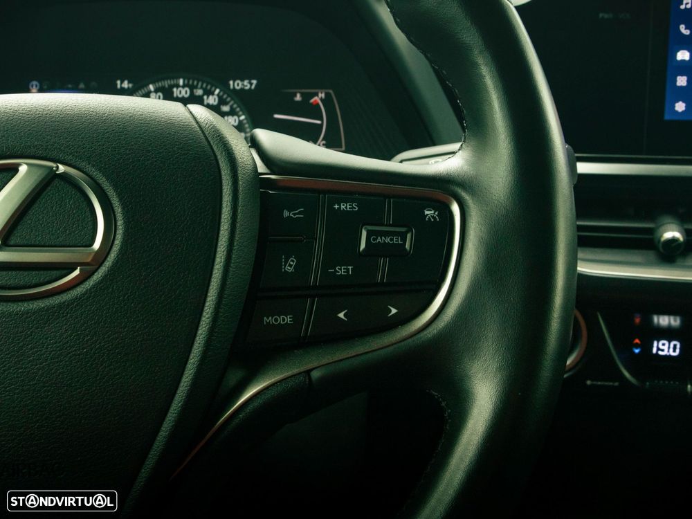 Lexus UX 250h Sport - 28