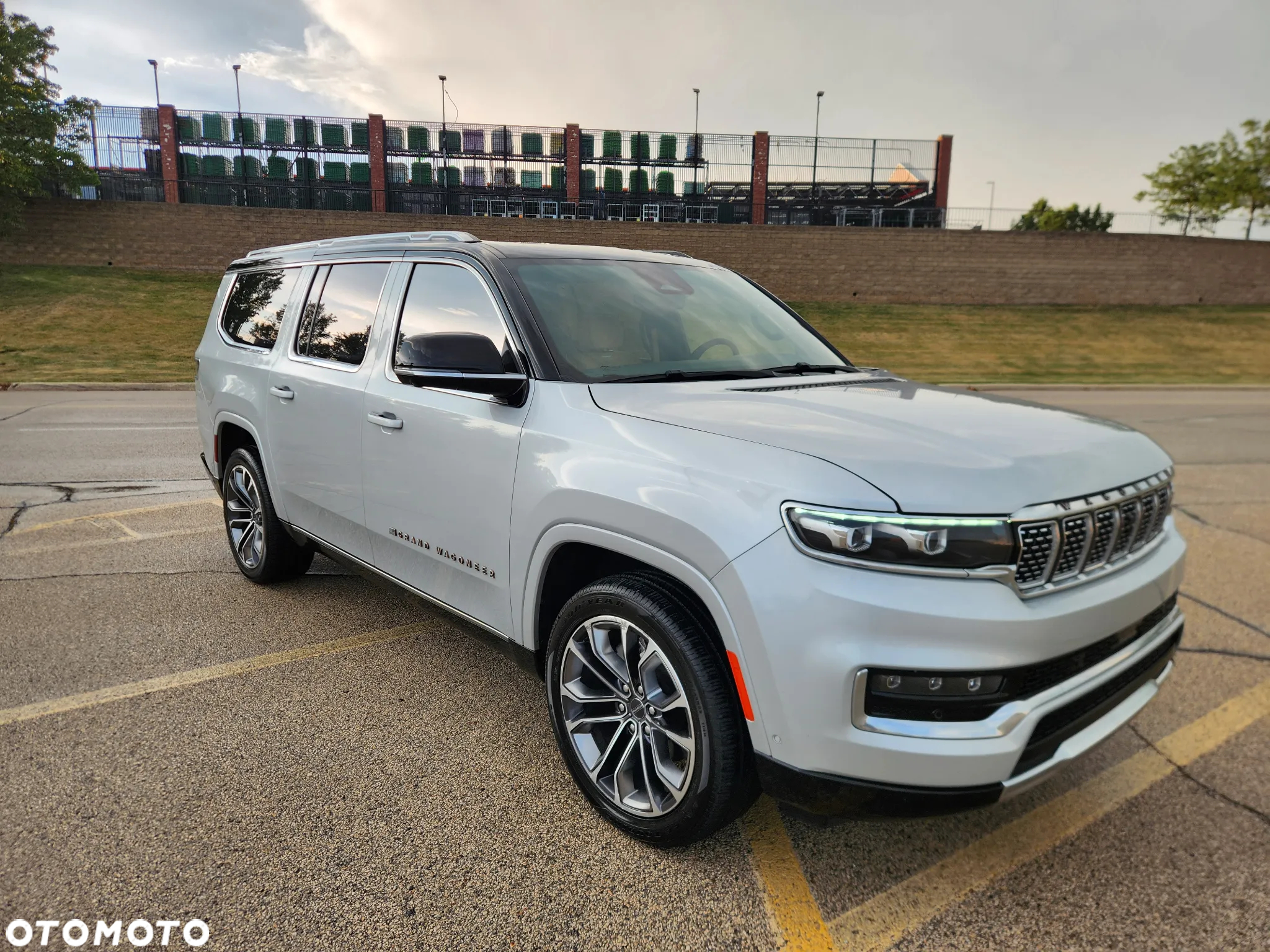 Jeep Grand Wagoneer - 11