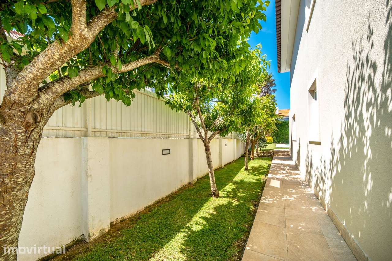 Moradia Isolada Renovada T4+1 com Piscina e Jardim 
Bicesse - Cascais - Grande imagem: 3/51