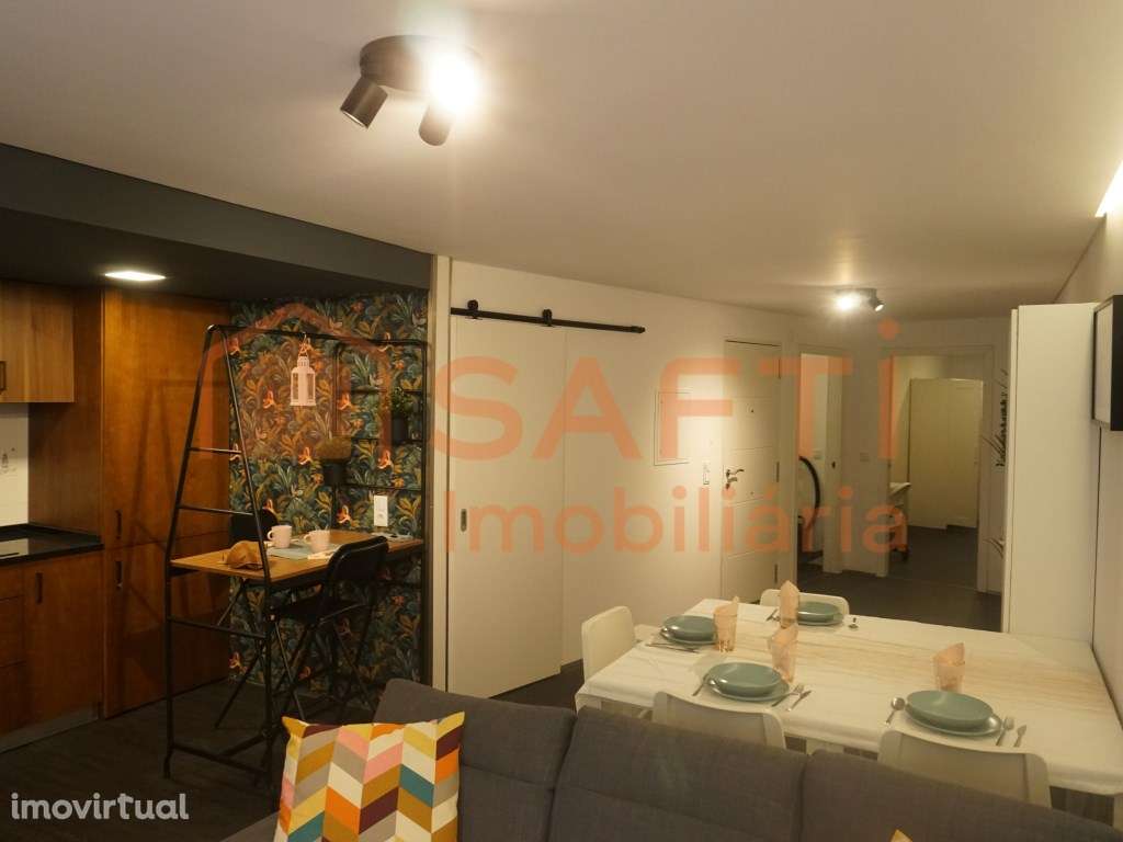 Apartamento T2 com logradouro à Praça da Batalha no centro Porto - Grande imagem: 3/14