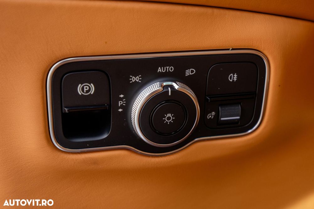 Aston Martin DBX - 32