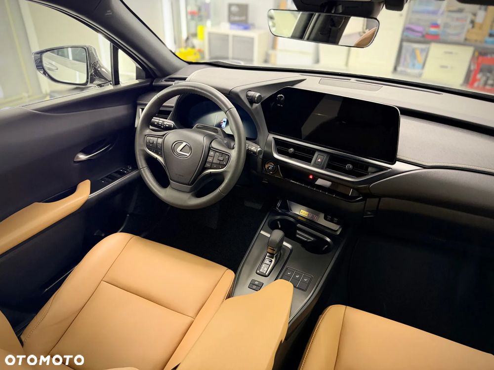 Lexus UX 300h F Sport Design - 27