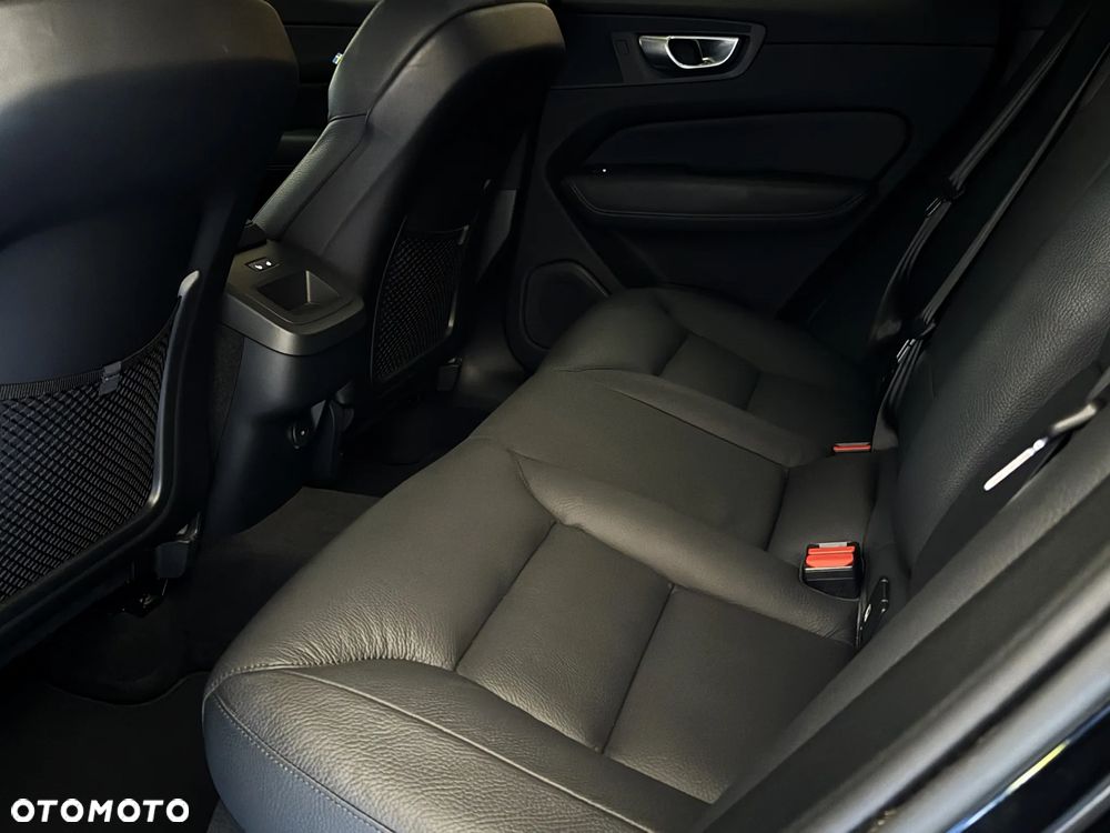 Volvo XC 60 B4 D AWD Plus Dark - 21