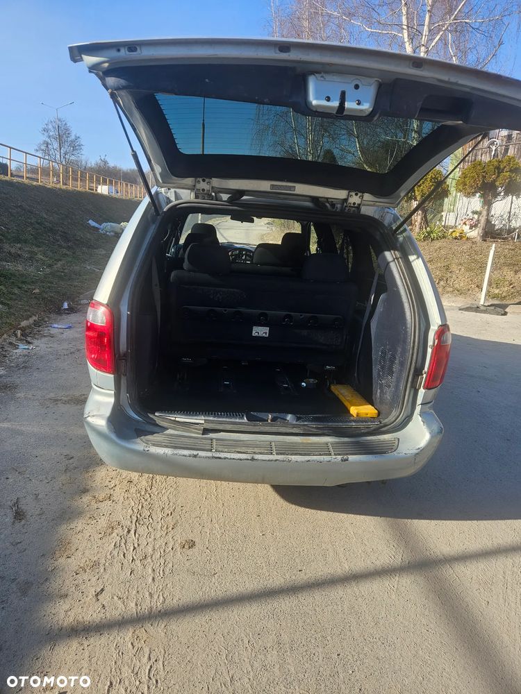 Chrysler Town & Country - 5