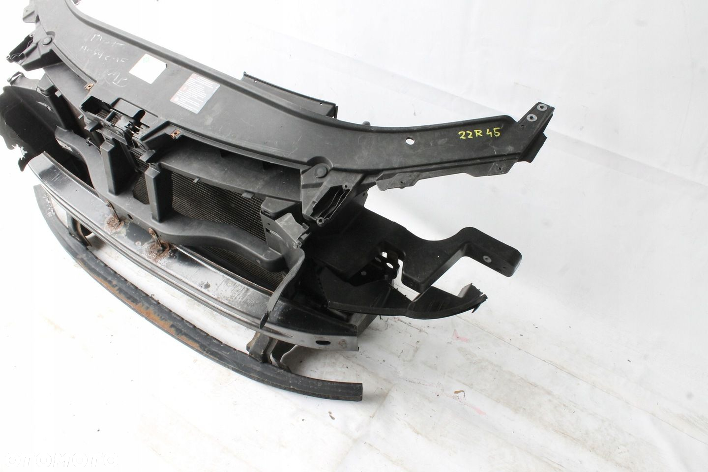 PAS PRZEDNI WZMOCNIENIE CHŁODNICE VW PASSAT B6 2005R- 2.0 TDI - 5
