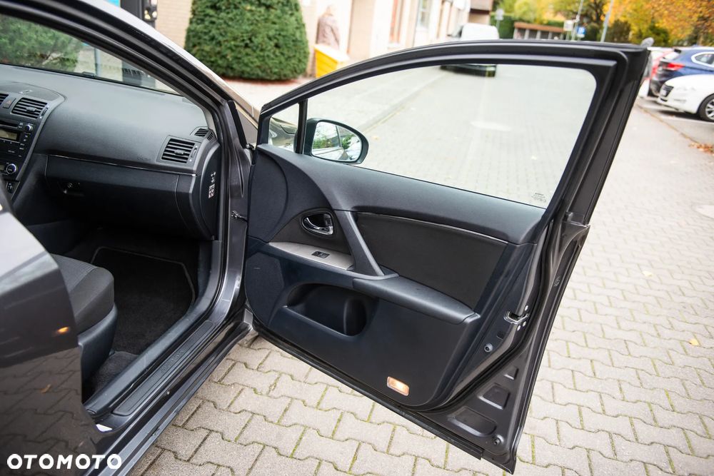 Toyota Avensis 1.8 Premium - 23