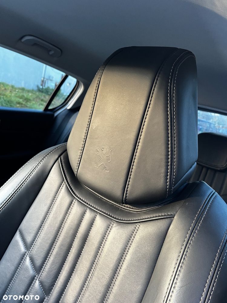 Peugeot 308 1.2 PureTech GPF Road Trip S&S EAT8 - 18