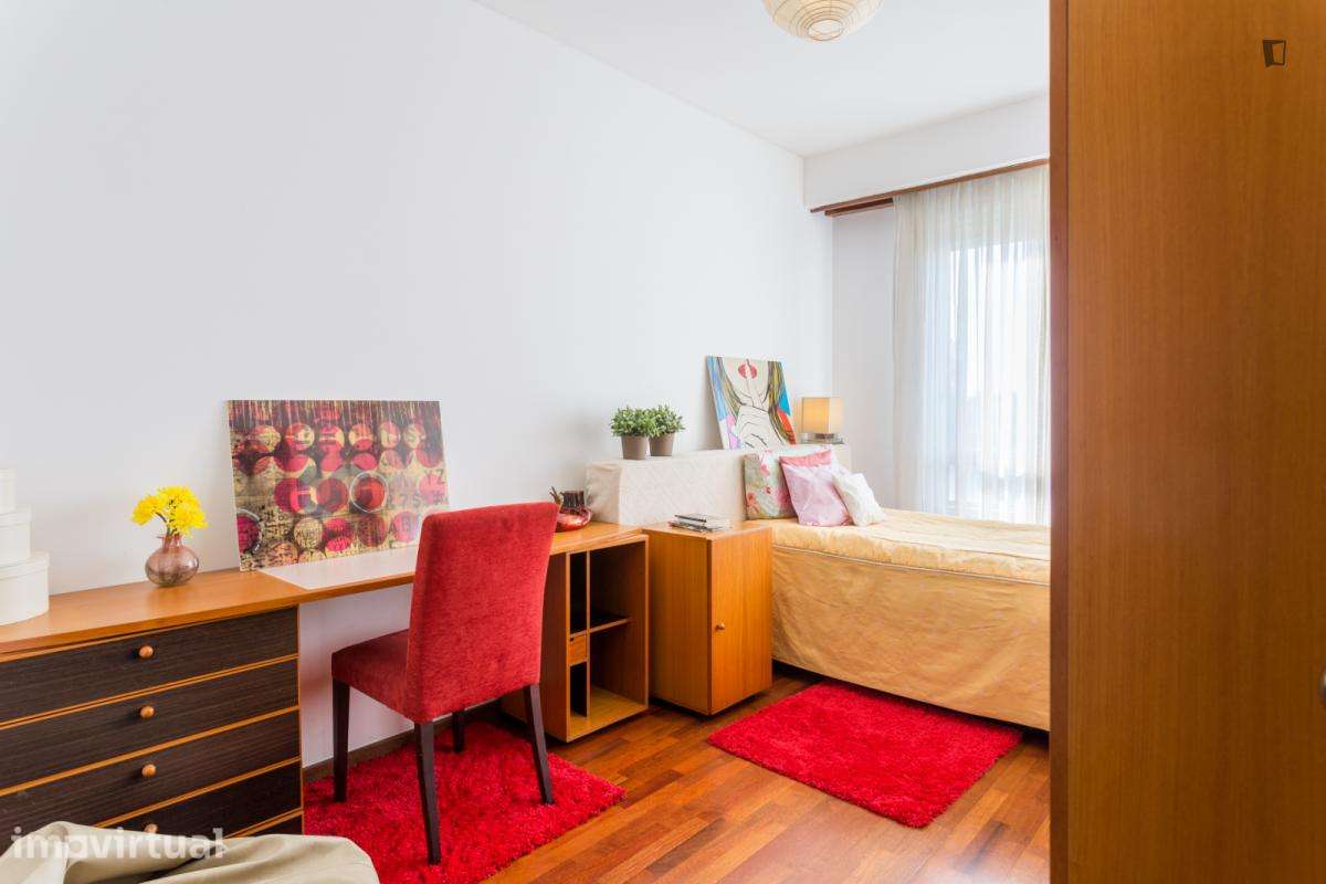Quarto - localizado em Ramalde Porto - Grande imagem: 3/14
