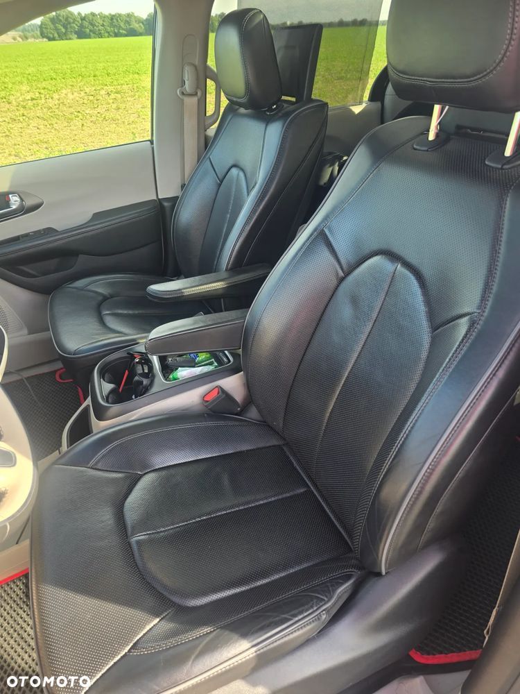 Chrysler Pacifica - 17