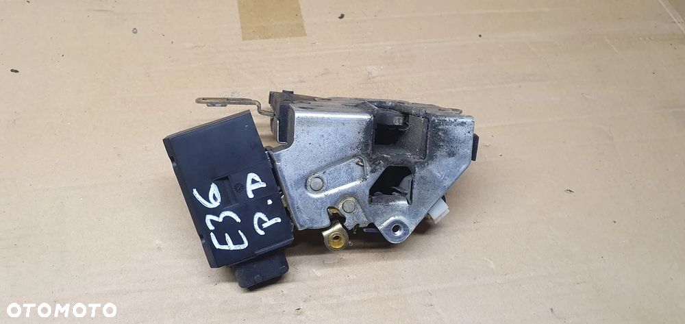 Zamek prawy przód BMW 3 E36 Europa 8122204 - 2