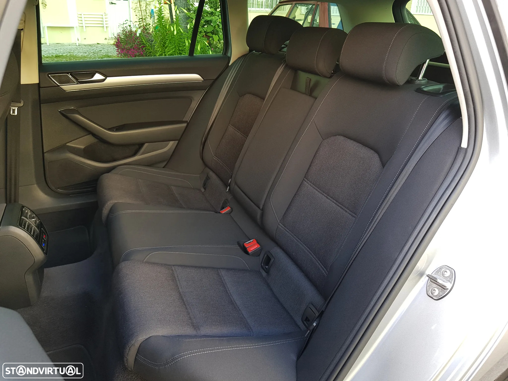 VW Passat Variant 1.6 TDI Highline DSG - 32