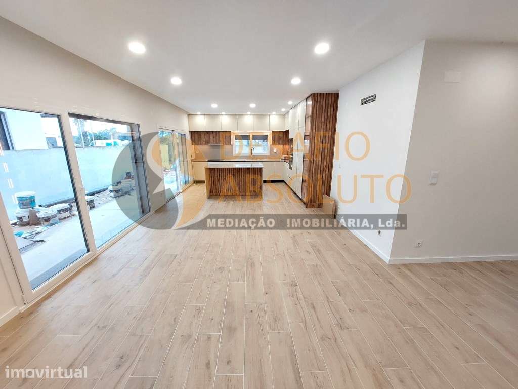 Moradia Isolada Térrea T4 c/ Garagem - Quinta do Anjo - Grande imagem: 2/29