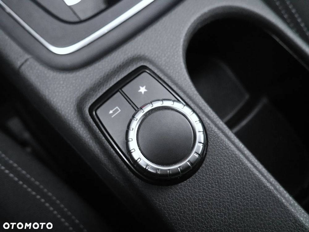 Mercedes-Benz GLA 180 7G-DCT - 22