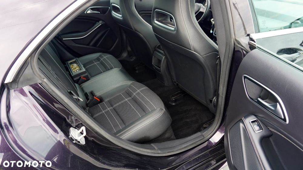 Mercedes-Benz CLA 180 AMG Line - 6