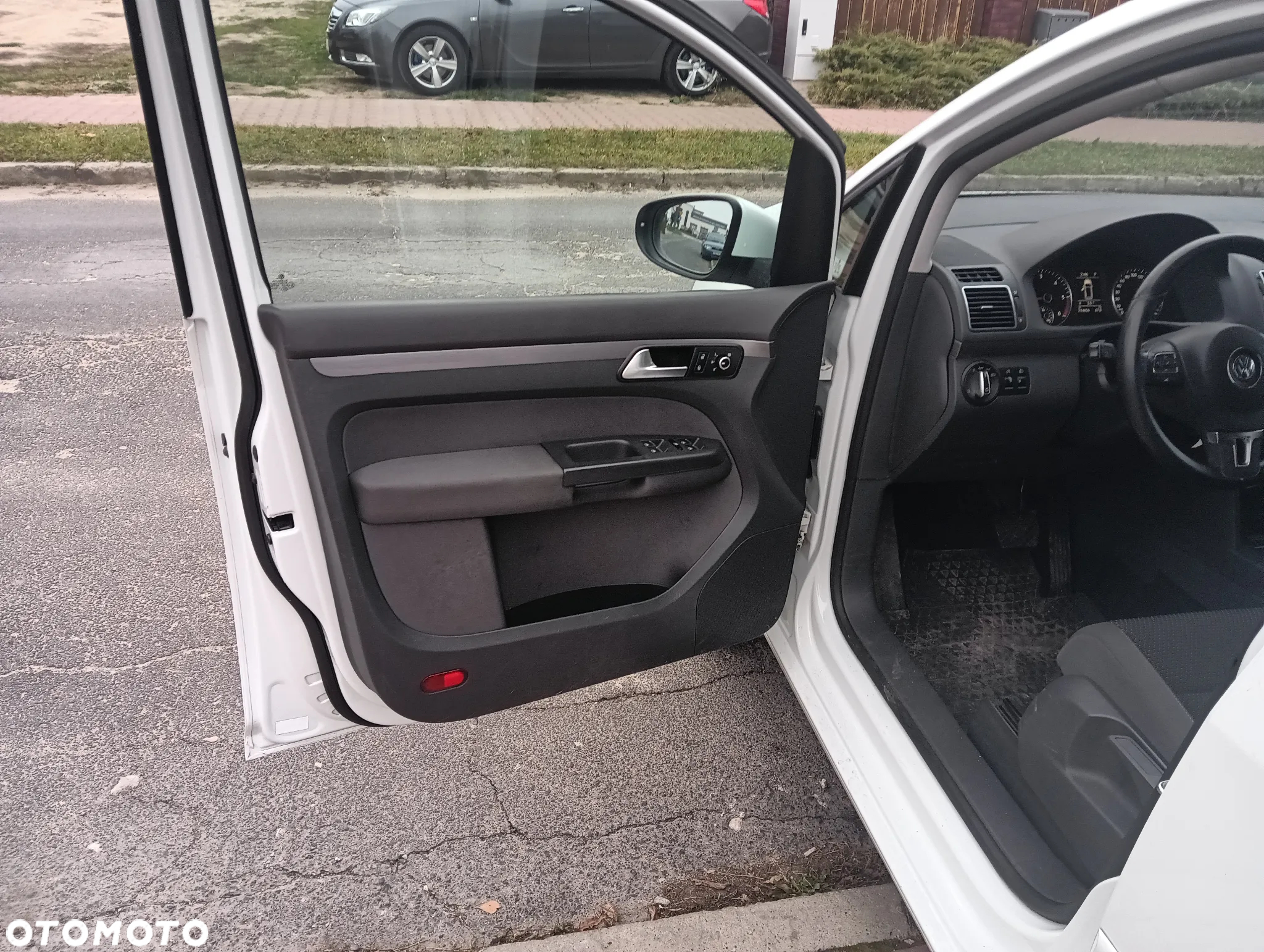 Volkswagen Touran 2.0 TDI DPF BlueMotion Technology DSG Comfortline - 33