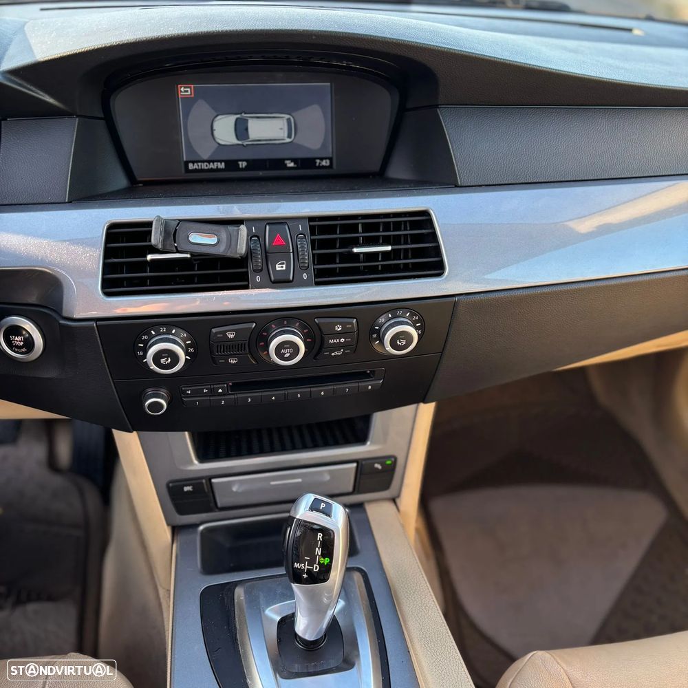 BMW 520 dA Touring Executive - 16